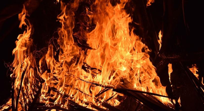 Tűz ütött ki a síneknél Ferencvárosban