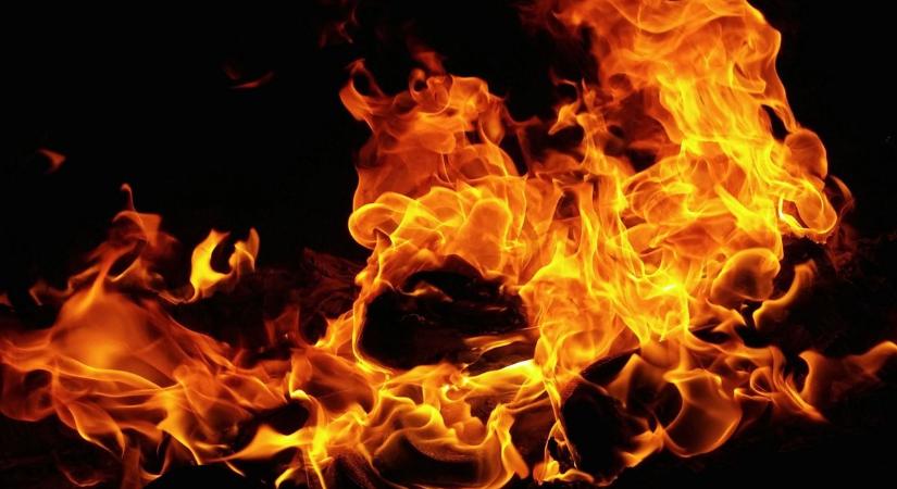 Hatalmas lángokkal égett egy autó, tűzoltók lepték el az M3-as autópályát