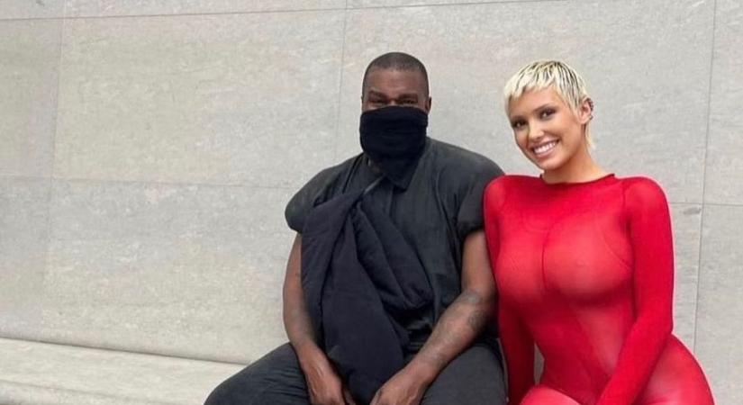 Átlátszó csipkés harisnyában, bugyi nélkül ment vacsorázni Kanye West felesége - képek