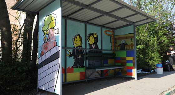 Lego-figuraként tűnt fel Mészáros Lőrinc és Várkonyi Andrea egy Orbán háza melletti buszmegállóban