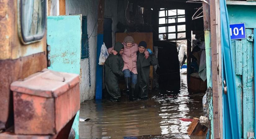 Mint a katasztrófafilmekben: videók az elmúlt évtizedek legnagyobb orosz áradásáról
