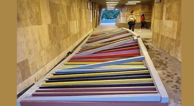 Ledőlt Óbudán, az aluljáróban felállított színes installáció: egy embert kórházba kellett szállítani