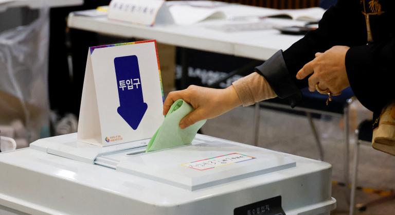 Mesterséges intelligenciával koreografált politikusok dobták fel a dél-koreai választást