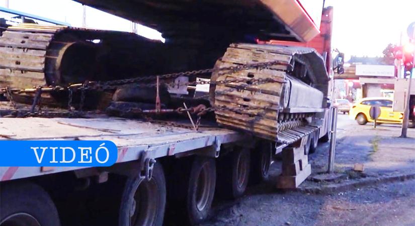 33 tonnás munkagép mozdult el veszélyesen a Kerepesi úton szállítás közben