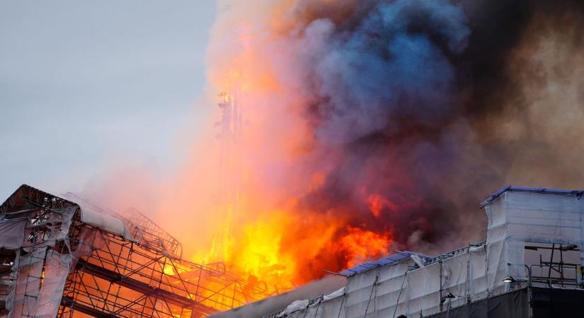 Óriási tűz tombol Koppenhága egyik híres épületében - videó