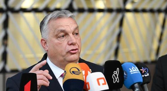 Orbán Viktor ebben senkit sem kímél, nekiesett még a baráti médiának is