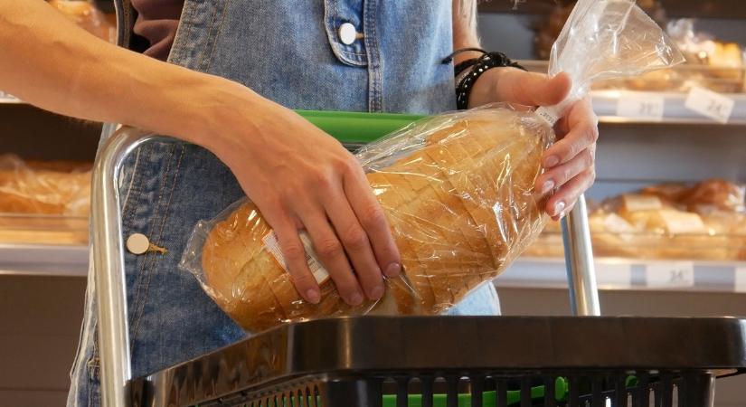 Patkánydarabokat találtak a szeletelt kenyérben: több, mint 100 ezer csomaggal hívtak vissza