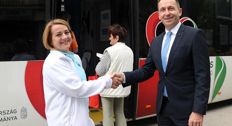 Csütörtökön egészségügyi szűrőbusz érkezett Kalocsára – A lakosság örömmel fogadta, nagyon sokan jelentkeztek a vizsgálatokra