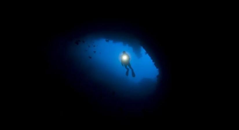 Leengedtek egy kötelet a titokzatos tengeri üreg mélyére; hihetetlen, mit találtak