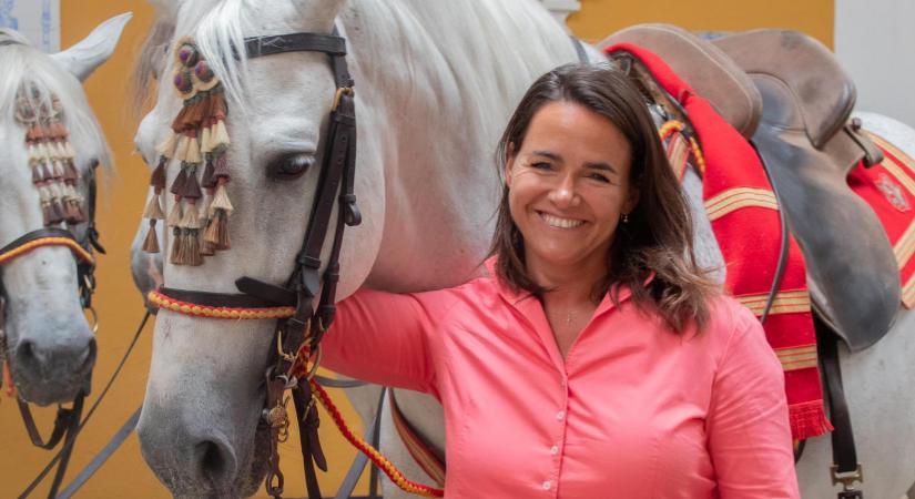 Spanyol lovat simogatva tűnt fel Novák Katalin