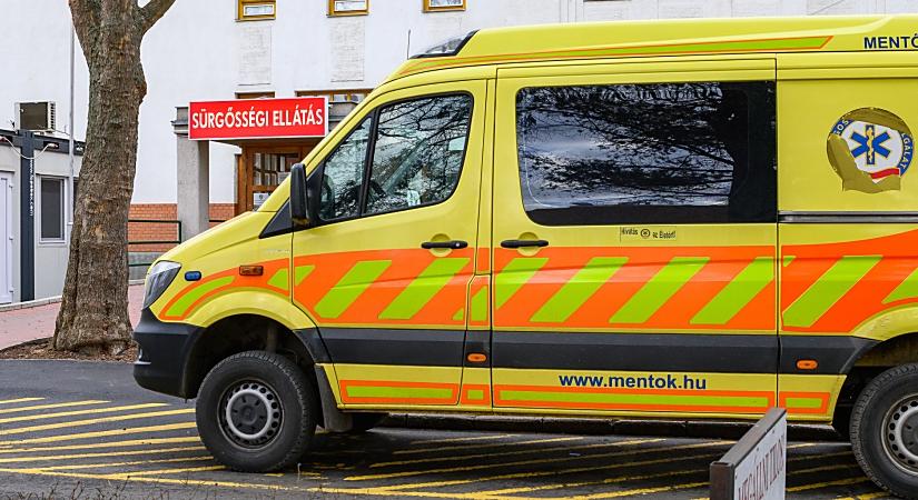Személygépkocsi és kisteherautó karambolozott Debrecenben, mentő is érkezett a helyszínre