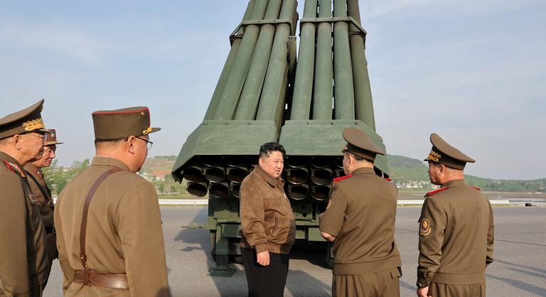 Stratégiai változás előtt Észak-Korea hadserege, Kim Dzsongun rakétaindító rendszert vizsgált