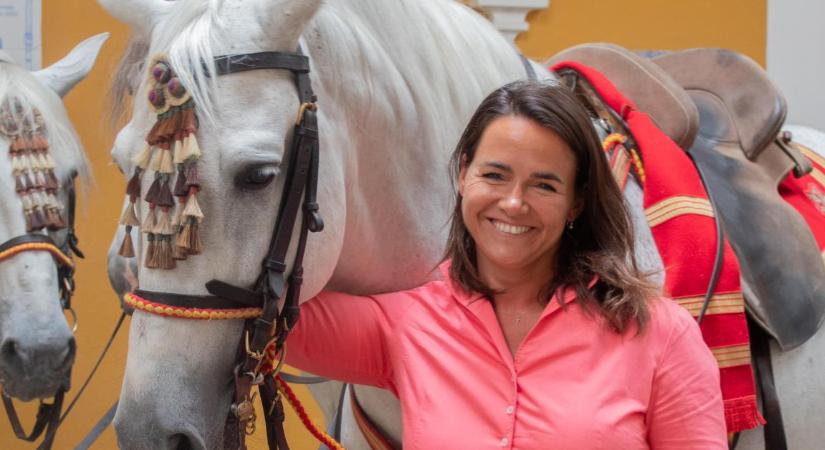 Spanyolországban tűnt fel Novák Katalin, lovasiskolát is meglátogatott