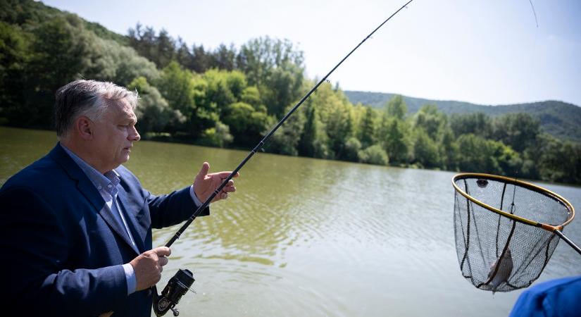 Ez most komoly? Orbán Viktor öltönyben “horgászott” fogott is egy dévért