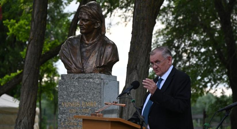 Felavatták Yunus Emre török költő szobrát Lakitelken