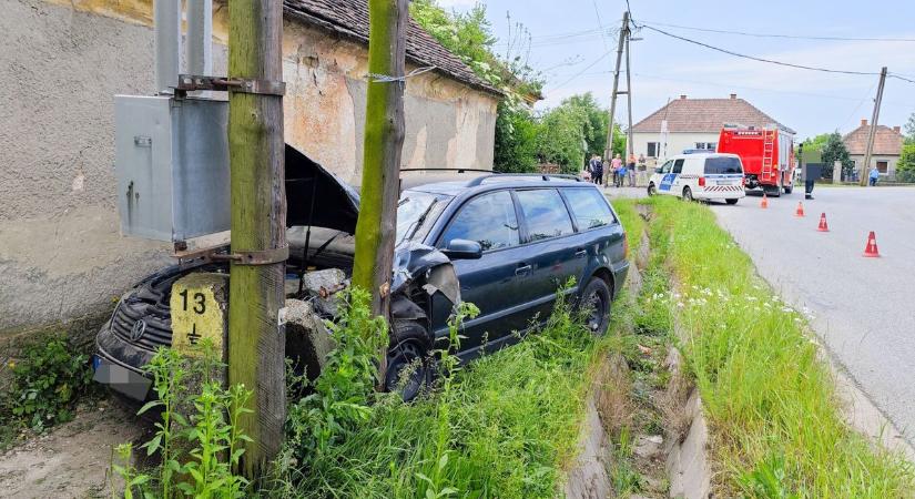 Villanyoszlopnak csapódott egy autó, elmenekült a sofőr Meggyeskovácsiban - fotók