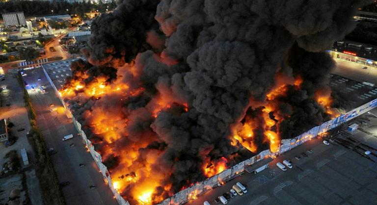 Tűz ütött ki Varsóban, teljesen leégett egy bevásárlóközpont