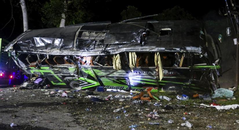 Sokkoló fotók: kilenc diák halt meg a szörnyű indonéz buszbalesetben