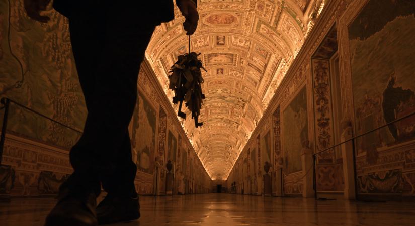 Rossz munkakörülményekre, agresszív látogatókra panaszkodnak a Vatikán munkavállalói