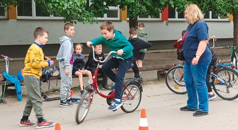 Sportnap a Corvin iskolában: tájfutással és kerékpározással ismerkedtek a gyerekek – galériával videóval