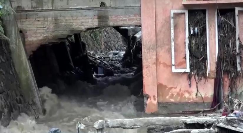 Videón a puszítás képei - újabb halottjai vannak a szörnyű természeti csapásnak