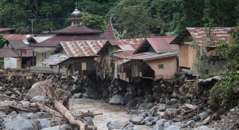 Több tucat ember életét vesztette az indonéziai áradásokban