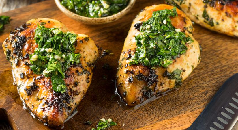 Isteni, vajpuha csirkemellfilé grillen sütve: zöldfűszeres szósz borítja