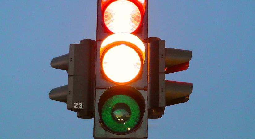 Érkezhet egy új közlekedési színjelzés a piros, sárga és zöld mellé: a fehér