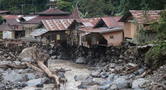 Hideg lávafolyam és villámárvíz pusztított Szumátrán