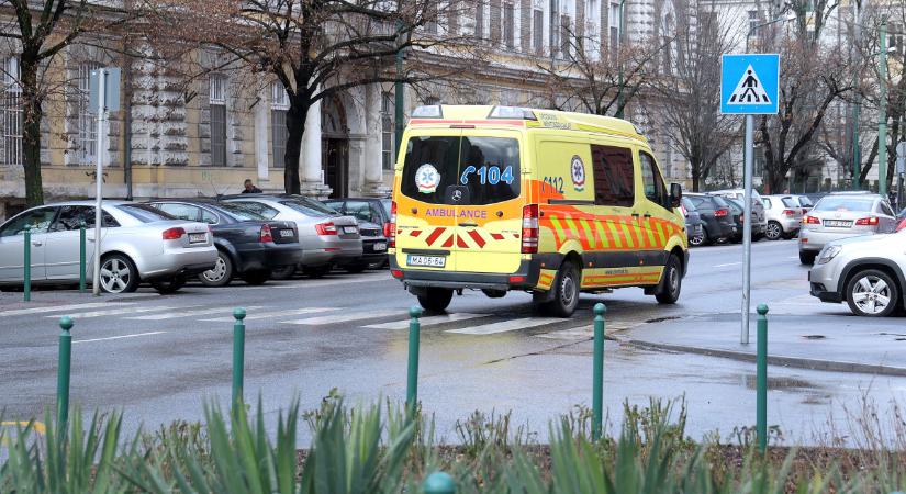 Baleset: felborult egy autó Szegeden, a belvárosban