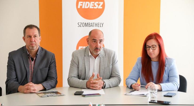 Plakátbotrányról és a Savaria Fórumról tartott sajtótájékoztatót a Fidesz - Rendőrségi feljelentés is lehet