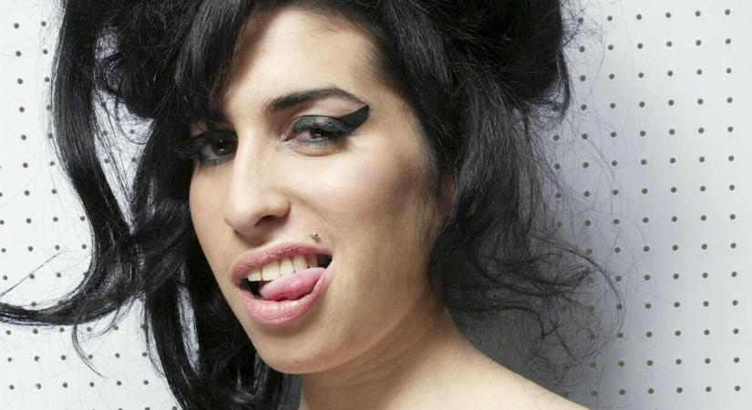 Így nézett ki a drogpokol és az alkoholizmus előtt Amy Winehouse: a tündéri szépség itt még semmit nem sejtett – fotó