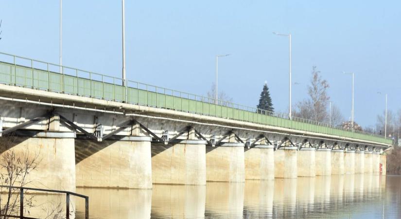 Félpályás lezárás lesz az egyik hídon a Tiszánál
