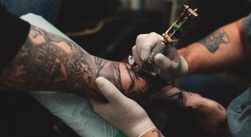 Eldöntötte, hogy nem lesz átlagos öregasszony: sokadik tetoválását varratja a 77 éves szegedi nyugdíjas