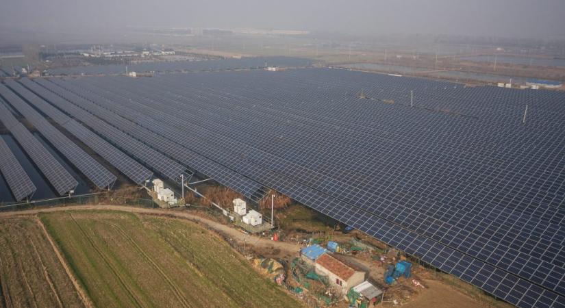 Az EU vizsgálni kezdte a kínai napelemgyártók állami finanszírozását, el is álltak a beruházási ajánlataiktól