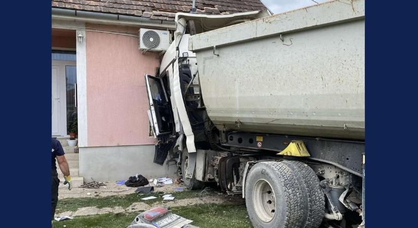 Sokkoló felvételek: házba csapódott egy teherautó, a nappaliban állt meg a kocsi