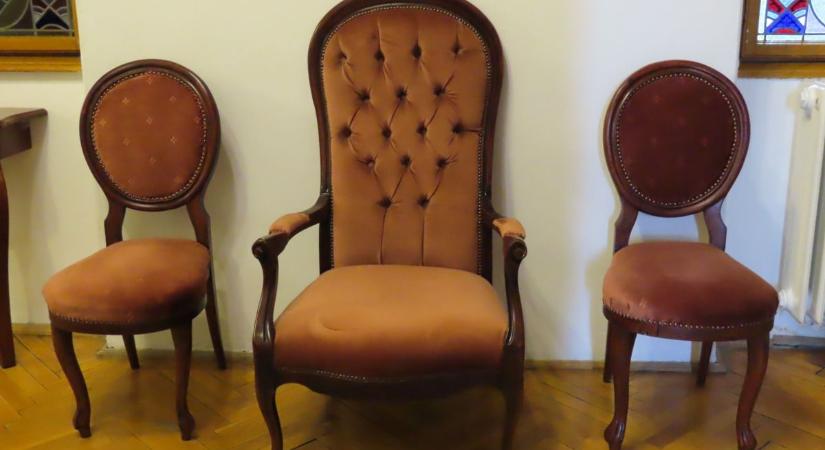 Antik bútorokat újíttat fel a vásárhelyi önkormányzat