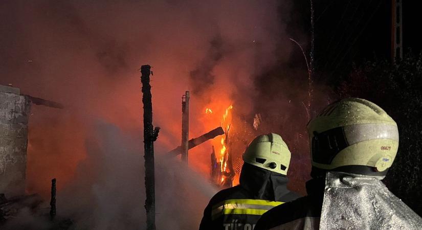 Kigyulladt egy távolsági autóbusz Szerencsen, ház égett Ózdon