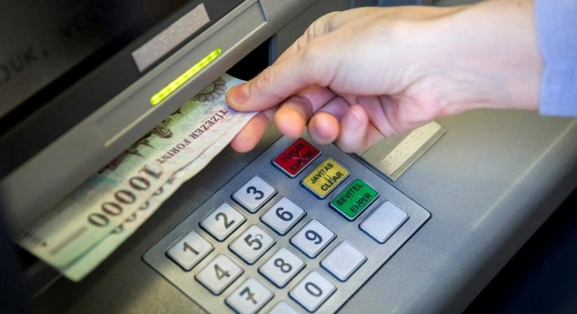 Debreceni bankautomatákból szedték össze a pénzt az ukrán internetes csalók