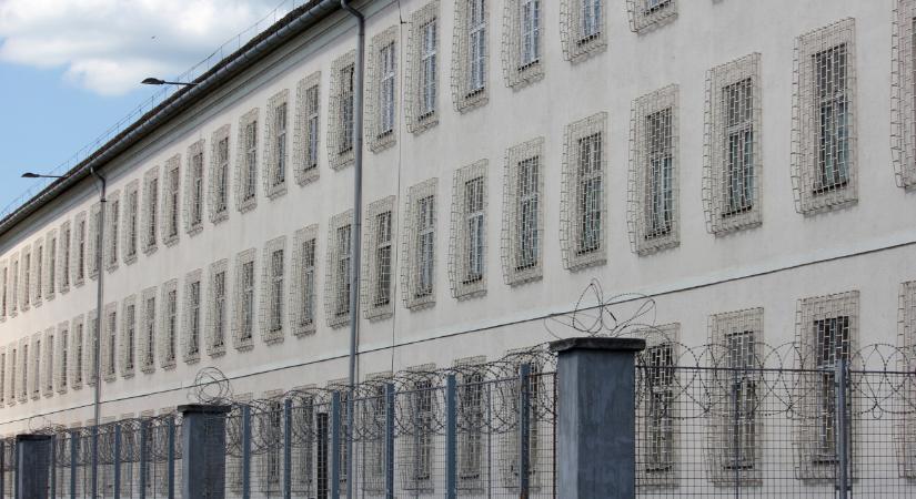 Áll a bál a csengeri börtön építése körül: 24 embert szállítottak kórházba mérgezés gyanújával