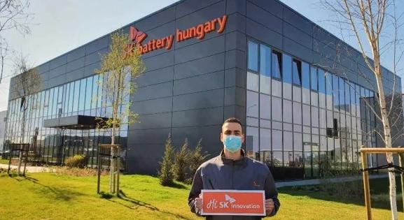 A magyar dolgozókat is kirúgják az akkumulátorgyárból? Válaszolt a cég