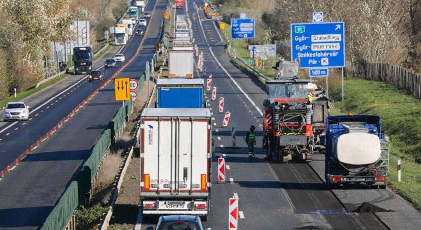 Elátkozott M1-es autópálya: kamionos baleset miatt megállították a forgalmat, már több km-es a dugó