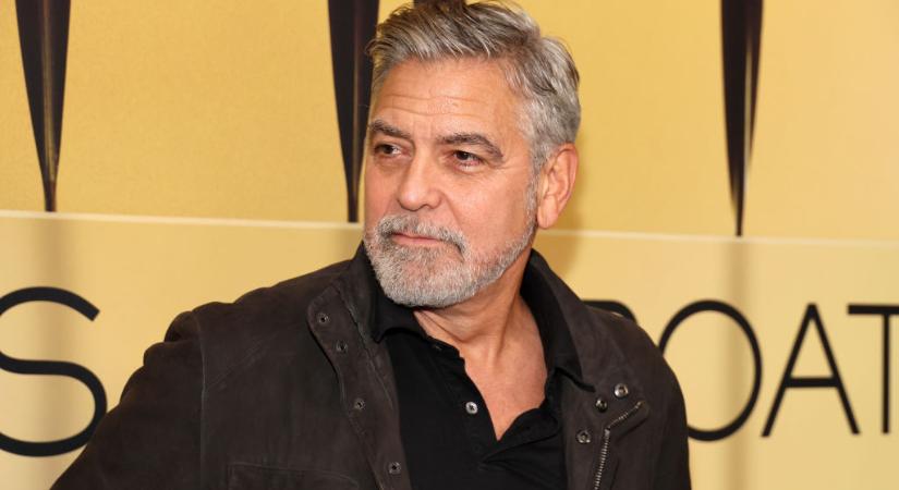 George Clooney sármos félistenként jelent meg a hófehér öltönyében