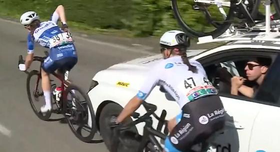 Ijesztő baleset egy francia kerékpárversenyen: saját versenyzőjét és a riválist is kiütötte a figyelmetlen csapatvezető