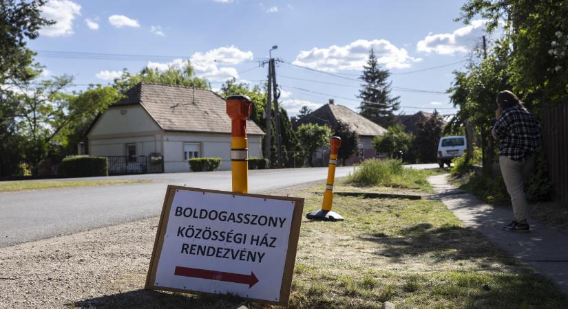 „Polgármesterként biztosan nem fog gyerekeket bántalmazni” – eldugták az újságírók elől Deutschot Pusztaszabolcson