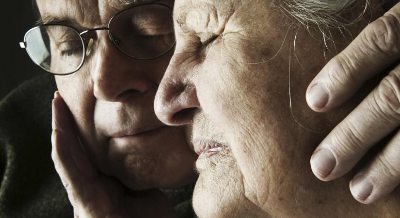 Egy új kutatás megállapította, hogy az Alzheimer-kór emberről emberre is terjedhet