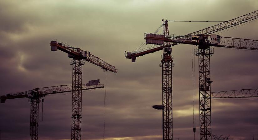 Építőipar: a termelés csökkent, a szerződésállomány nőtt márciusban
