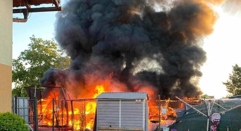 Óriási tűz ütött ki Dunahidason, a lángokat Pozsonyból is látni lehetett