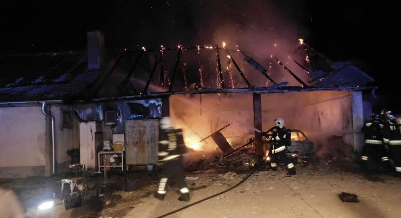 Két gázpalack is felrobbant – durva képek érkeztek a Kenderesen pusztító garázstűzről