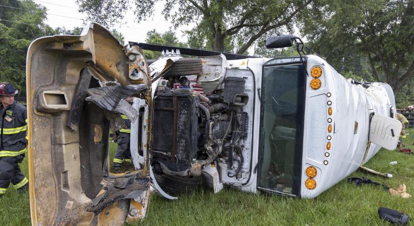 Nyolcan meghaltak! Teherautóval ütközött egy dolgozókat szállító busz - fotókon a borzalom